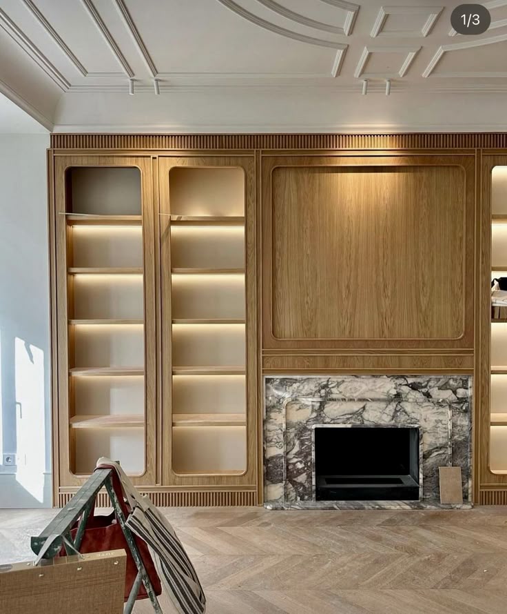 Bibliothèque bois dans un intérieur parisien