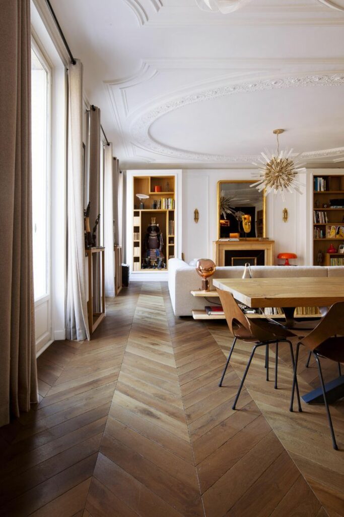 Salon haussmannien avec parquet massif – rénovation à Paris